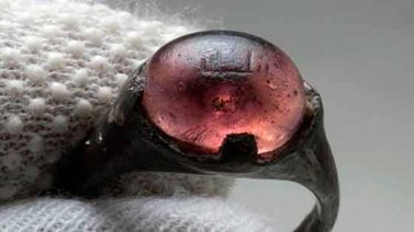 Anillo islámico en tumba vikinga revela secretos