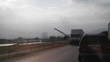 Reportan tráfico en ARC por excavadora hundida