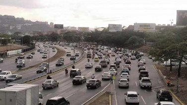 Trancan la avenida Francisco de Miranda en Altamira