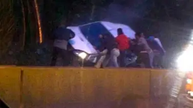 Vuelco de vehículo dejó tres heridos en la Panamericana Vuelco de vehículo dejó tres heridos en la Panamericana