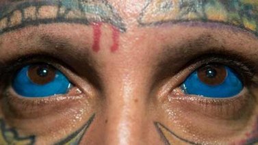 La peligrosa moda de tatuarse los ojos