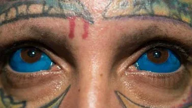 La peligrosa moda de tatuarse los ojos