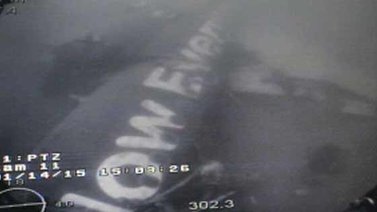 Hallan fuselaje de avión de AirAsia siniestrado