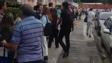 Estudiantes hacen una cola inmensa en el Cencoex Estudiantes hacen una cola inmensa en el Cencoex