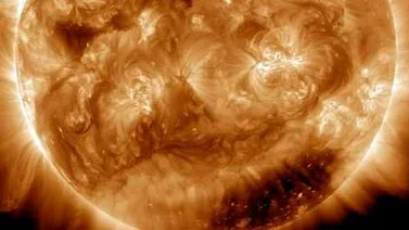Detectan un agujero enorme en la superficie del Sol