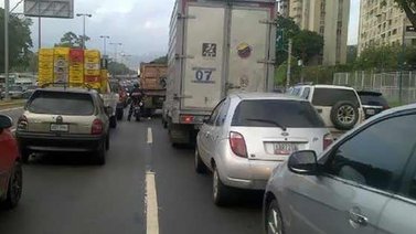 Derrame de combustible generó fuerte retraso vehicular en la Valle-Coche
