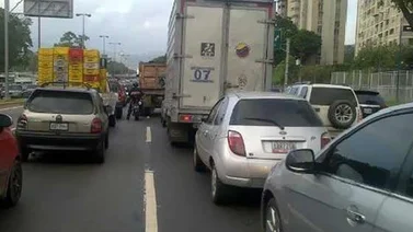 Derrame de combustible generó fuerte retraso vehicular en la Valle-Coche