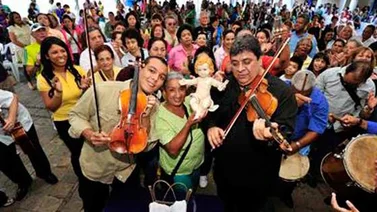 Violines y cuatros acompasan la paradura del niño en Los Andes
