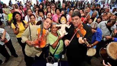 Violines y cuatros acompasan la paradura del niño en Los Andes Violines y cuatros acompasan la paradura del niño en Los Andes