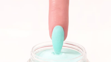 Dipping: manicura alternativa duradera y sin uso de lámparas