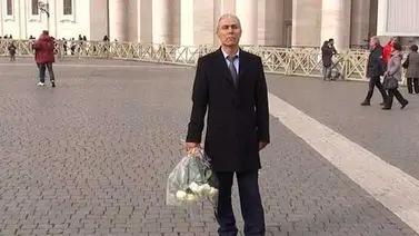 Hombre que intentó asesinar al Papa Juan Pablo II lleva flores a su tumba Hombre que intentó asesinar al Papa Juan Pablo II lleva flores a su tumba