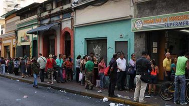 En las colas rezan, pelean y se empatan