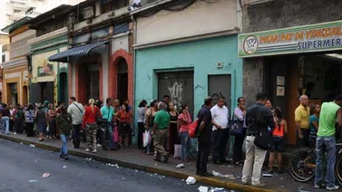 En las colas rezan, pelean y se empatan