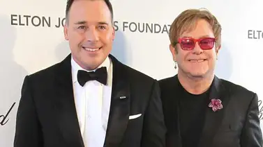 Elton John se lanza al agua con su pareja David Furnish Elton John se lanza al agua con su pareja David Furnish