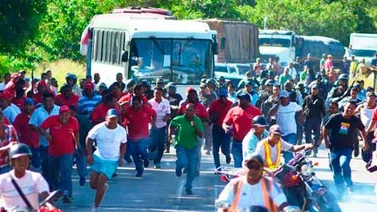 Manifestación de trabajadores en Cariaco culminó con 23 heridos