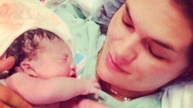 Veruzhka ya tiene en sus brazos a su hija