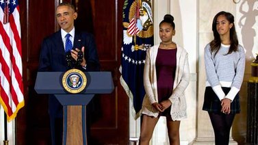 Asistente renuncia tras criticar vestimenta de las hijas de Obama