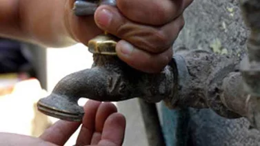 A llenar tobos, suspenden servicio de agua