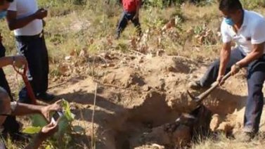 Descubren otras siete fosas comunes en Iguala, México
