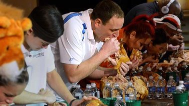Glotón gana concurso por comer más de 4 kg de pavo