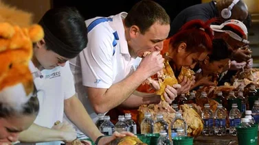 Glotón gana concurso por comer más de 4 kg de pavo