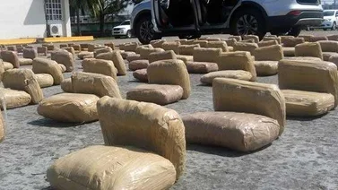 Detienen a tres personas por tráfico de 329 panelas de cocaína