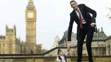 El curioso encuentro del hombre más alto del mundo y el más pequeño El curioso encuentro del hombre más alto del mundo y el más pequeño