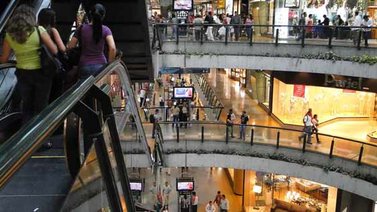 Centros comerciales podrán cerrar una hora más tarde en navidad