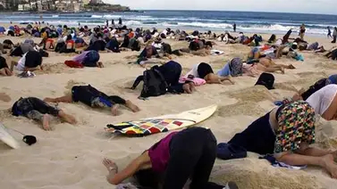 Australianos imitan a las avestruces para protestar contra el gobierno Australianos imitan a las avestruces para protestar contra el gobierno
