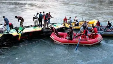 Autobús cae de un puente en Brasil dejando ocho personas fallecidas Autobús cae de un puente en Brasil dejando ocho personas fallecidas