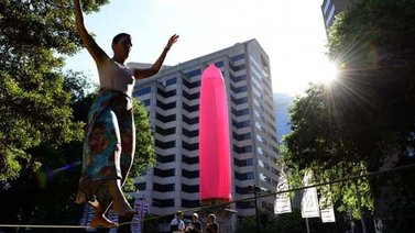 Un "mega condón" apareció en Sídney