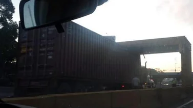 ¡Otra vez! Se atascó una gandola en el Distribuidor de Los Ruíces