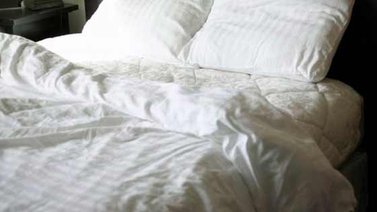 Hombre se despierta y halla un extraño en su cama