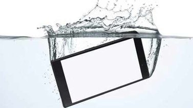 ¿Sirve poner un celular mojado en arroz para secarlo?