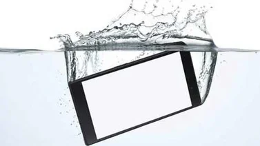 ¿Sirve poner un celular mojado en arroz para secarlo?