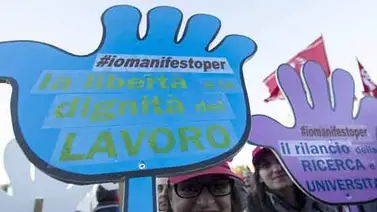 Miles de italianos se manifiestan en Roma contra la reforma laboral de Renzi Miles de italianos se manifiestan en Roma contra la reforma laboral de Renzi