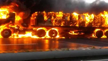 Colapsa el tráfico en la vía Caracas-La Guaira por gandola incendiada