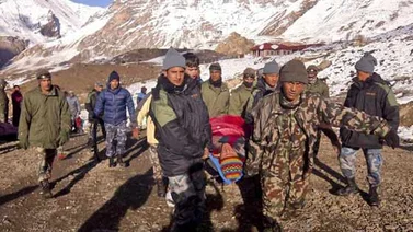 Ascienden a 38 los fallecidos y a 332 los rescatados en las montañas de Nepal