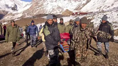 Ascienden a 38 los fallecidos y a 332 los rescatados en las montañas de Nepal Ascienden a 38 los fallecidos y a 332 los rescatados en las montañas de Nepal