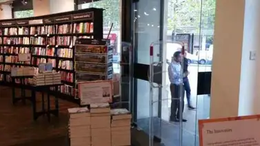 Turista usa Twitter para ser "liberado" de librería londinense Turista usa Twitter para ser "liberado" de librería londinense