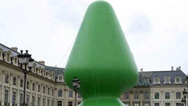 Polémica en París por escultura que asemeja un juguete sexual