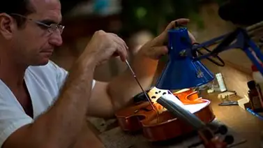 Lutier de violines, un oficio que renace en Cuba Lutier de violines, un oficio que renace en Cuba