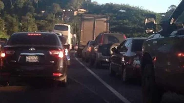 Choque de camiones en Hoyo de la Puerta congestiona el acceso a Caracas