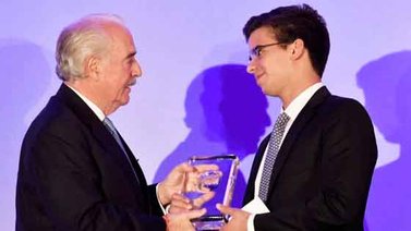 Hijo de María Corina recibió premio en su nombre