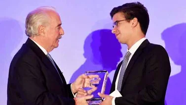 Hijo de María Corina recibió premio en su nombre