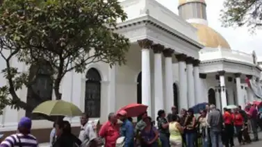 Diputados y sociedad civil asisten al velorio de Robert Serra Diputados y sociedad civil asisten al velorio de Robert Serra