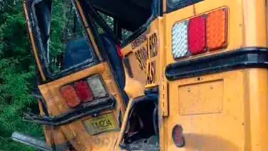 Mujer desnuda en camión choca con autobús escolar Mujer desnuda en camión choca con autobús escolar