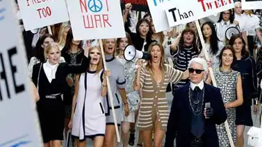 Chanel escenifica su visión del feminismo en las calles de París Chanel escenifica su visión del feminismo en las calles de París