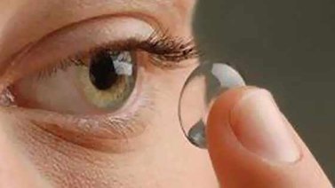 Salen a la venta lentes de contacto que previenen degeneración de retina
