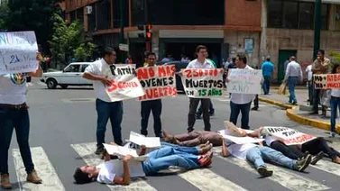 Jóvenes adecos se acostaron frente al Ministerio de Interior en protesta